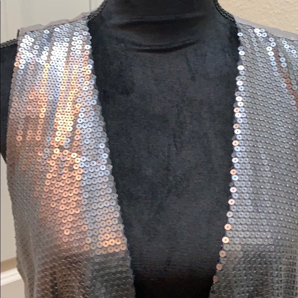 Vest - Picture 2 of 7
